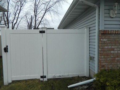 9062 Pineview Ln, Crown Point, IN 46307 - photo 3