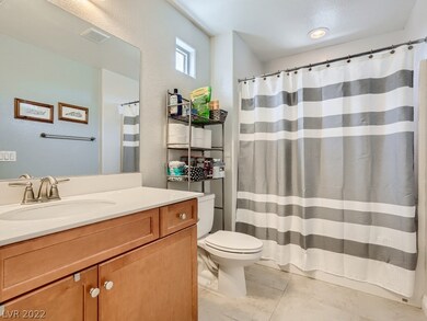 Secondary bathroom with tub/shower combo.