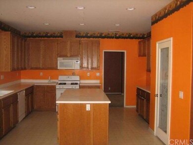 Large kitchen with walk-in pantry,large center isl