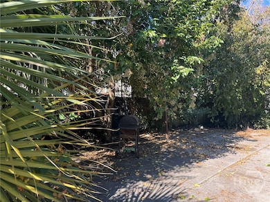 1136 E Waldburg St, Savannah, GA 31404 - photo 4