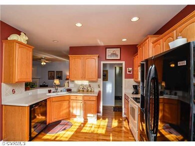 Kitchen - Recessed lighting, tile backsplash, warm