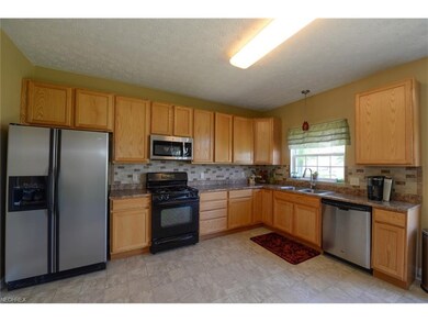 Spacious eat-in kitchen has a 9 ft ceiling, stainl