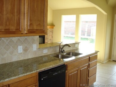 4703 S Narcissus Place, Broken Arrow, OK 74011 - photo 2