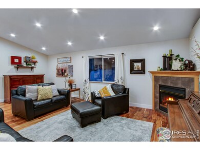 Livingroom with fireplace.