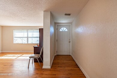 6 Foyer