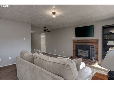 111 W 4th St, Newberg, OR 97132 - photo 7