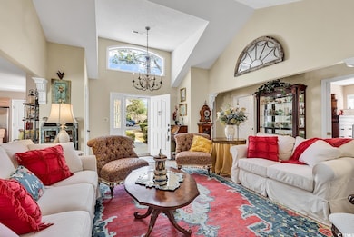Living room with decorative columns, high vaulted 