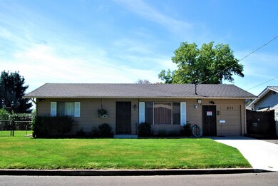 211 N 5th St, Central Point, OR 97502 - photo 3