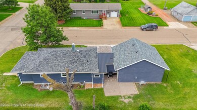 906 2nd Ave E, New England (6 of 9)