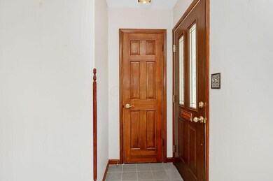 ENTRY & GUEST CLOSET
