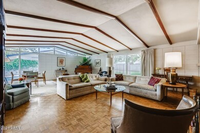 LARGE FAMILY ROOM