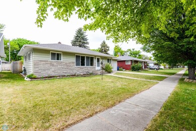 Front Exterior/Yard