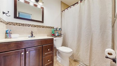 156-40 76th St unit 2nd floor, Jamaica, NY 11414 - photo 6