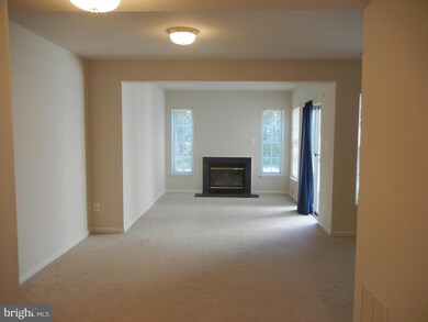 25239 Dunvegan Square, Chantilly, VA 20152 - photo 2