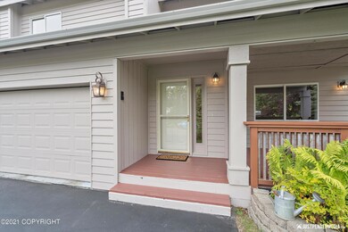 LARGE, WELCOMING ENTRYWAY