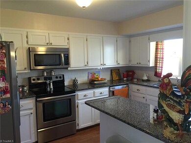 719 Old Barn Cir, Pilot Mountain, NC 27041 - photo 3