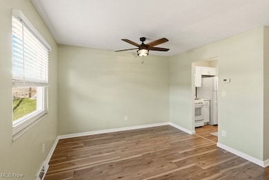 Dining space off kitchen & living room