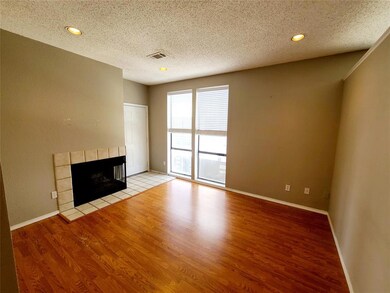 2002 N Fitzhugh Ave unit 4, Dallas, TX 75204 - photo 3