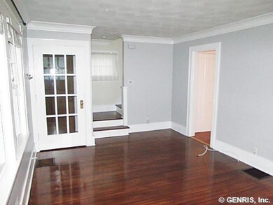 Living Room Gleaming hardwood with incredible crow