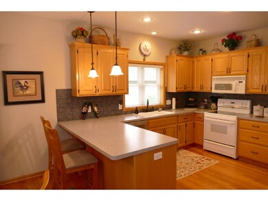 Kitchen - lots of cupboard space - pull out drawer