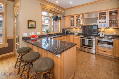 Kitchen with eat-in Island