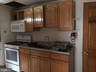 1028 Middlesex Rd, Essex, MD 21221 - photo 2