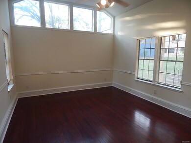 BEAUTIFUL LARGE GRTRM W/ 12' CEILINGS MAKE FEEL SO