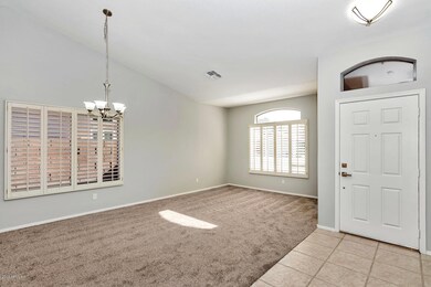 10772 W Louise Dr-large-005-21-Living Ro