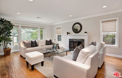Spacious and elegant Living room with fireplae