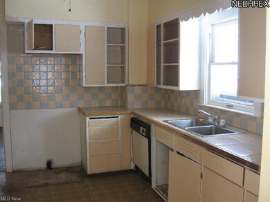 Decent size kitchen. Offers good cabinet and count
