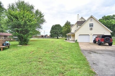 Side entrance to the driveway and garage