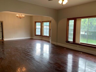 Open Concept Living & Dining Areas<|><|>