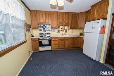 7302 Pacific St, Davenport, IA 52806 - photo 3