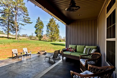 17_TahlequahLane_157_BackPorch01