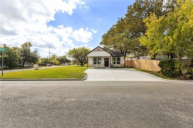 2903 Woodknoll Dr, Bryan, TX 77803 - photo 2