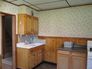 Country kitchen with lots of charm!