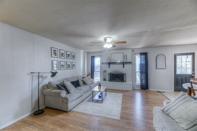 13702 S Hickory Pl - Living Room