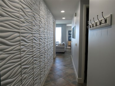 Wave accent wall in entry hallway of unit 514