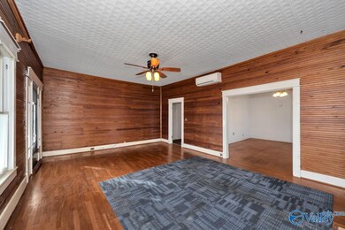 Wooden flooring, ceiling fan, 9' ceiling