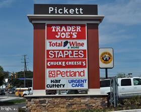 3961 Lyndhurst Dr unit 203, Fairfax, VA 22031 - photo 7