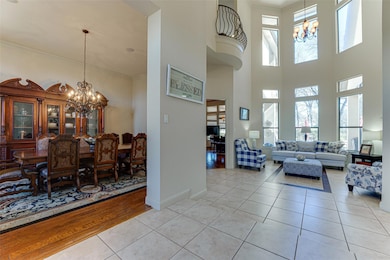 Living room with an inviting chandelier, light til