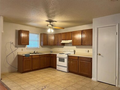 614 Moran St, Gainesville, TX 76240 - photo 2