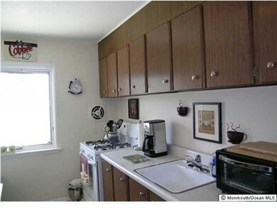 200 Manor E unit 200, Red Bank, NJ 07701 - photo 3