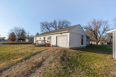 809 Central Ave, Evansdale, IA 50707 - photo 3