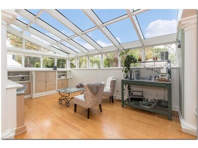 SPECIAL AMBER GLASS WINDOWS REDUCE GLARE.