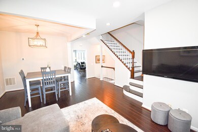 8932 Singleleaf Cir, Lorton, VA 22079 - photo 3