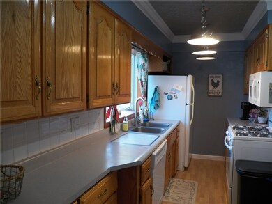 Great Kitchen with lots of cabinets