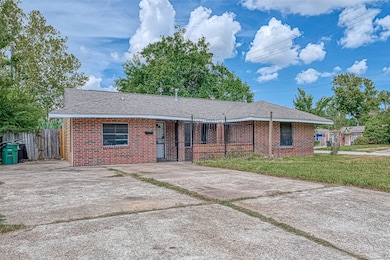 5431 Willow Glen Dr, Houston, TX 77033 - photo 2