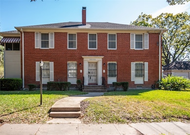 Duplex on the corner in the Heart of Museum District with garage Downstairs unit Available