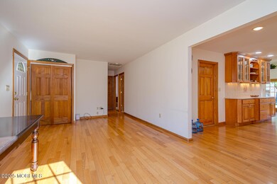 43 Roosevelt Cir W, Red Bank, NJ 07701 - photo 4